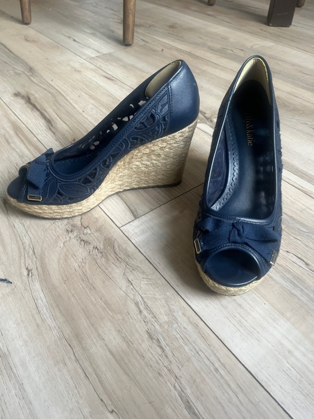 Kelly & Katie Navy Espadrille Wedge Peep-Toe Heels with Bow Detail size 8